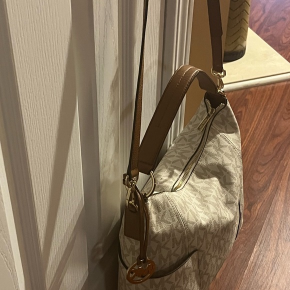 Michael Kors Cream Shoulder Bag - Picture 4 of 11